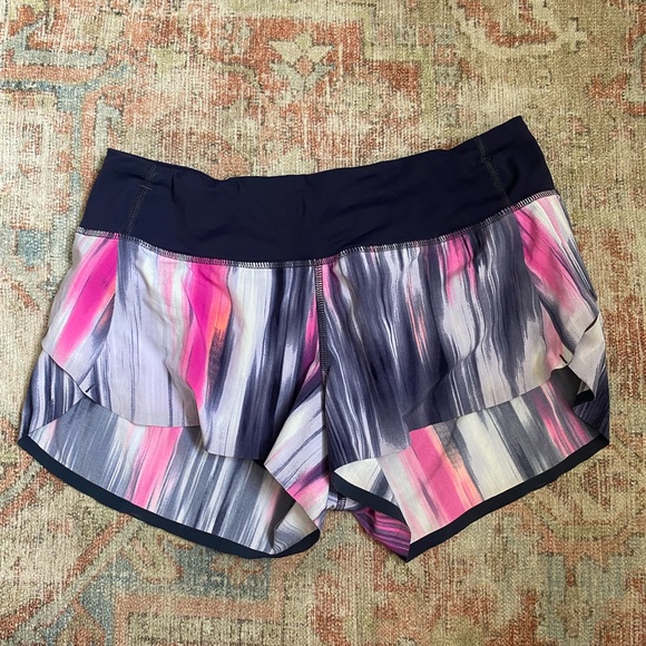 Lululemon women’s shorts size 4 great condition - Picture 2 of 6